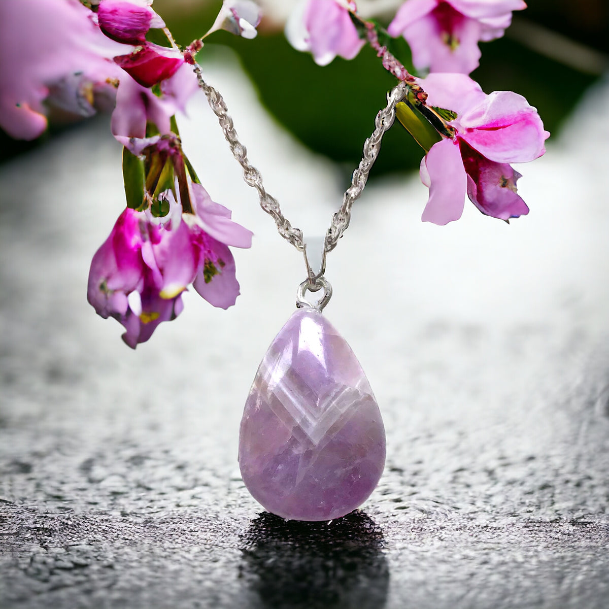 Amethyst Kette "Energietropfen" - echter Amethyst Edelstein Anhänger in Tropfenform mit dezenter versilberter Edelstahlkette