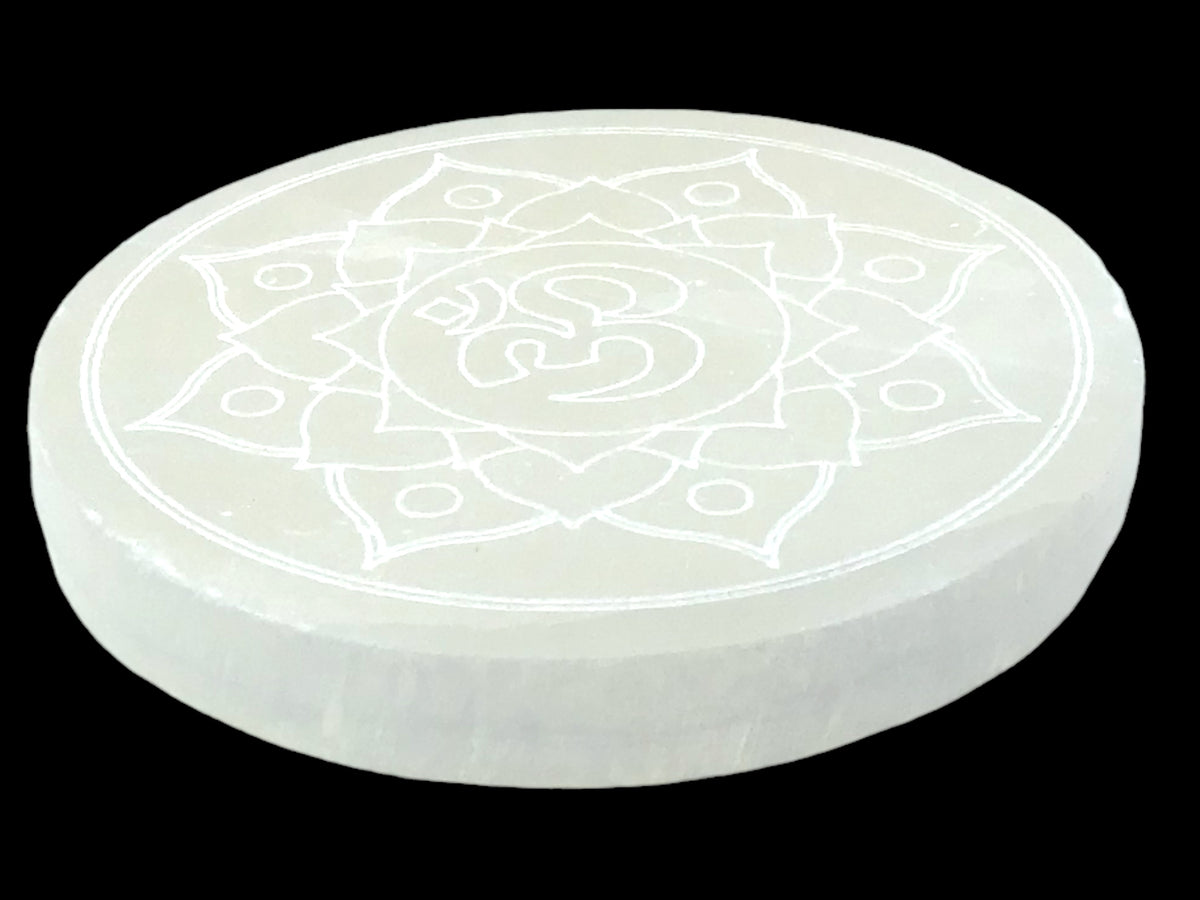 Selenit Ladeplatte mit Energieblume und OM Gravur Ø 14,0 cm - schwere Ausführung - 500 Gramm - mit kleinem Acrylstände SALE