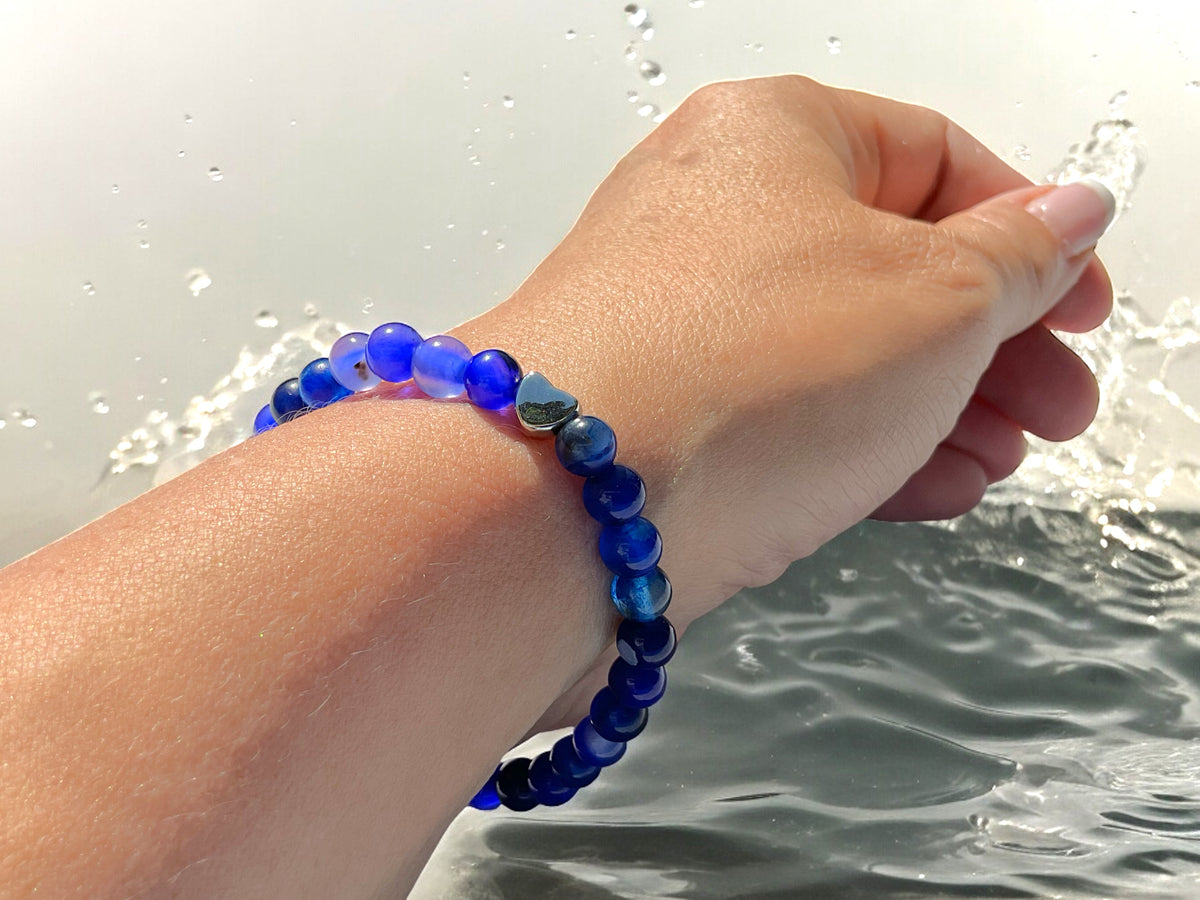 Edelstein Perlenarmband aus royalblauem Achat - Hochwertige Heilsteine mit 925 Silberperlen und entzückendem Herzchen - handgefertigt - in Geschenkbox - Abwehrkraft