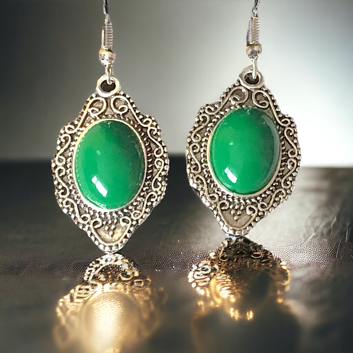 Grüne Jade Ohrring mit Tropfen | Edelstahl versilbert | Vintage| in Samtsäckchen | Trachtenschmuck