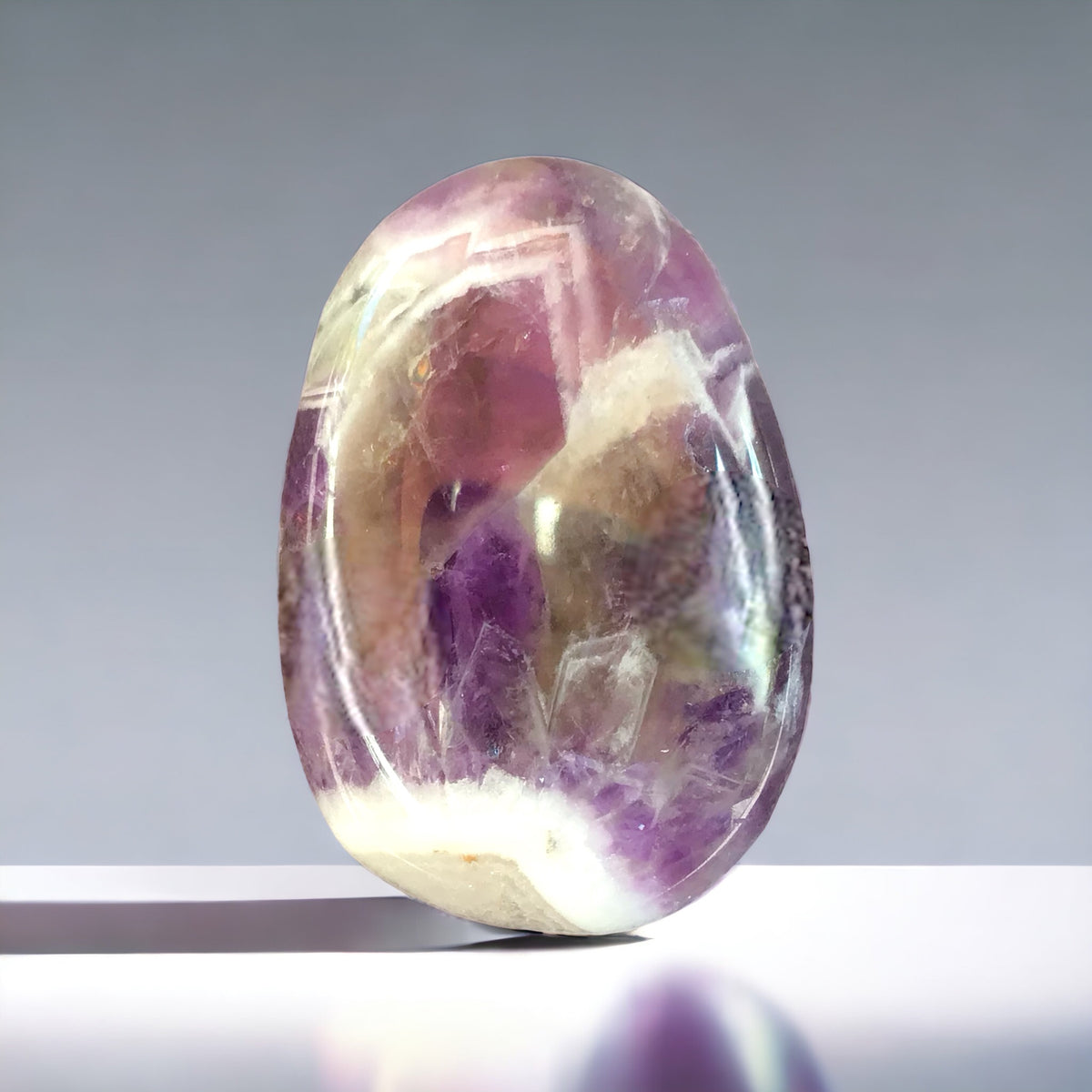 Chevron-Amethyst Edelsteinanhänger I Tropfenanhänger I mit 80 cm Wildlederband und Geschenkverpackung I starker Heilstein I AAA-Qualität I Brasilien
