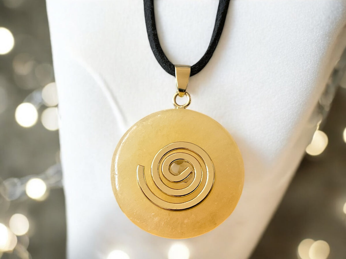 Premium Edelstein-Donut Orangencalcit optional als Kette mit versilberter oder vergoldeter Spirale und Wildlederband