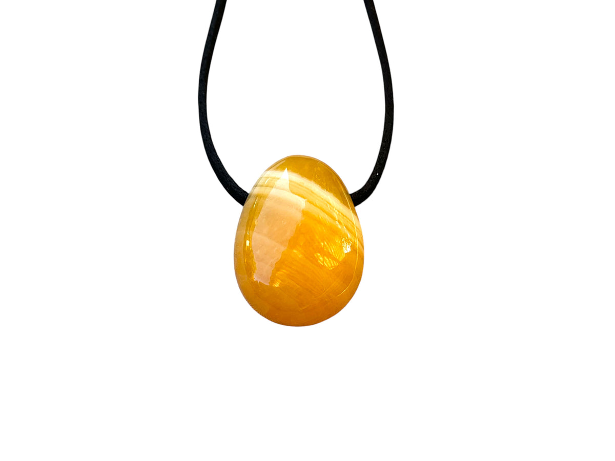 Orangencalcit Tropfenanhänger – Natürlicher Edelstein Anhänger mit 80 cm Band & Geschenkbox – AAA-Qualität aus Mexiko – Echter Naturstein Schmuck ca. 30 x 20 mm