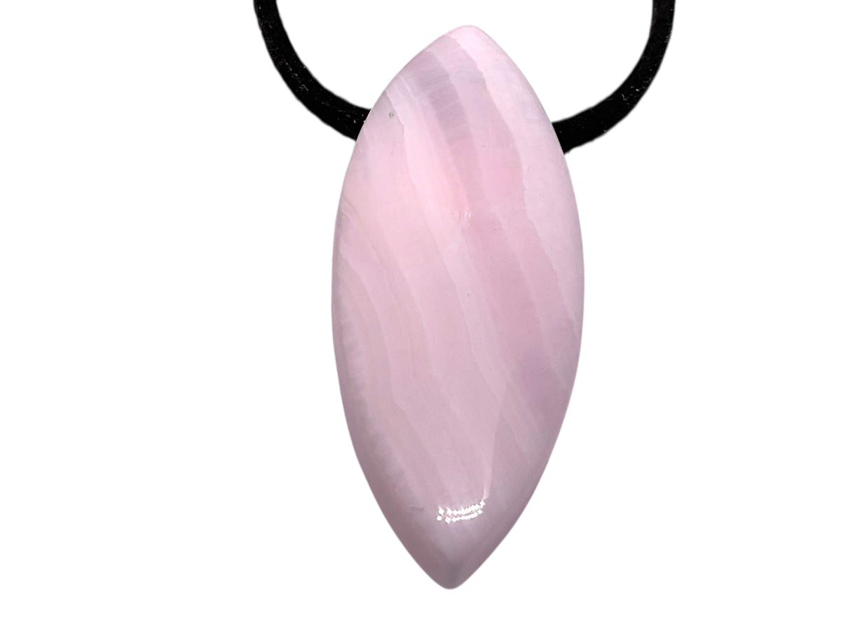 Manganocalcit Tropfenanhänger – Navette-Schiffchenform – AAA-Qualität – Madagaskar – 80 cm Wildlederband & Geschenkverpackung
