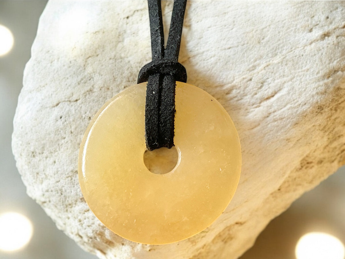 Premium Edelstein-Donut Orangencalcit optional als Kette mit versilberter oder vergoldeter Spirale und Wildlederband