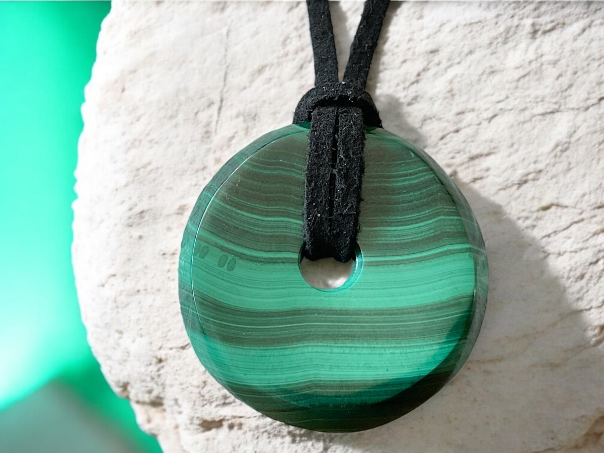 Malachitglas Donut Ø 25mm mit Stoffband in Geschenkverpackung, beidseitig poliert I Brasilien I verstellbar I Der Blut- und Reisestein