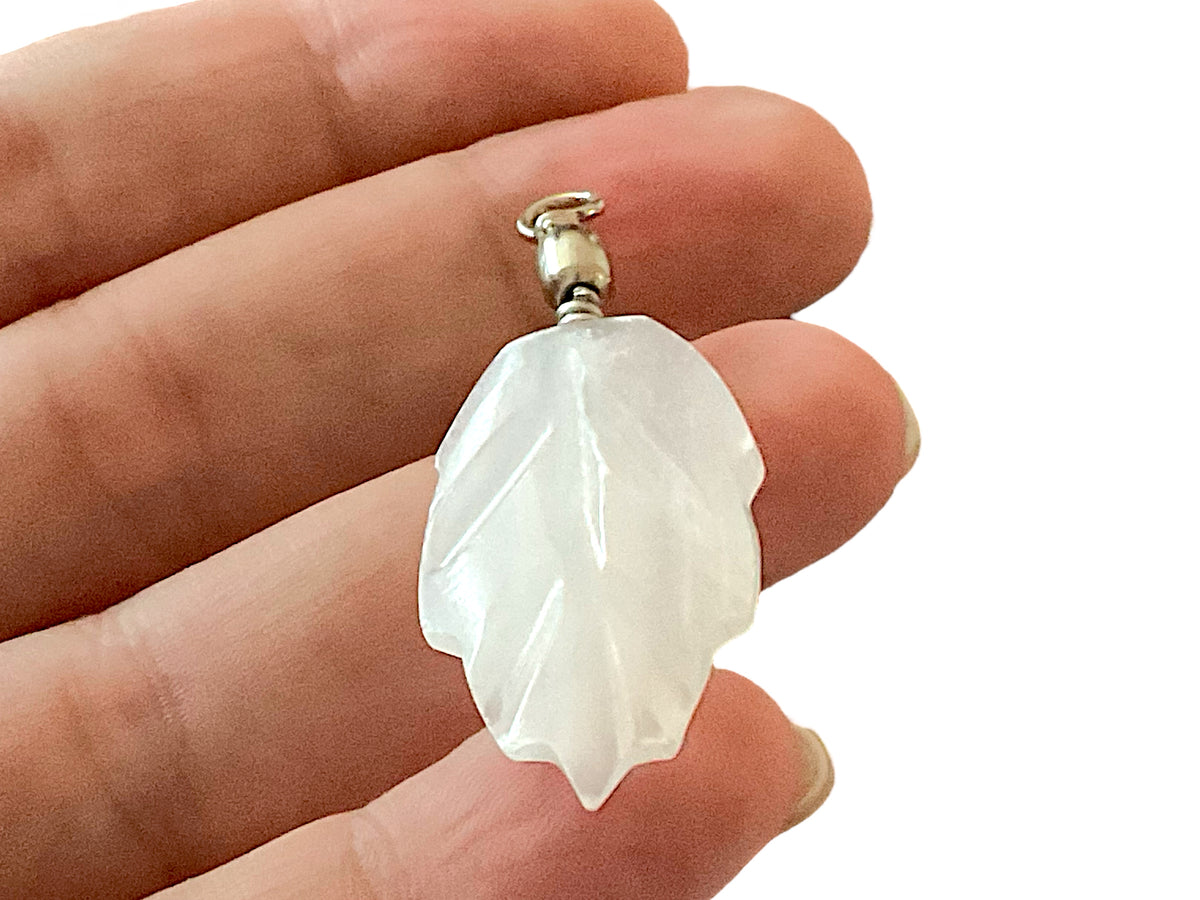 Steinfixx®  Selenit Blatt Anhänger in bauchiger Form | ca 40x20x8 mm | Top Qualität | Ihren Lichtbringer immer dabei