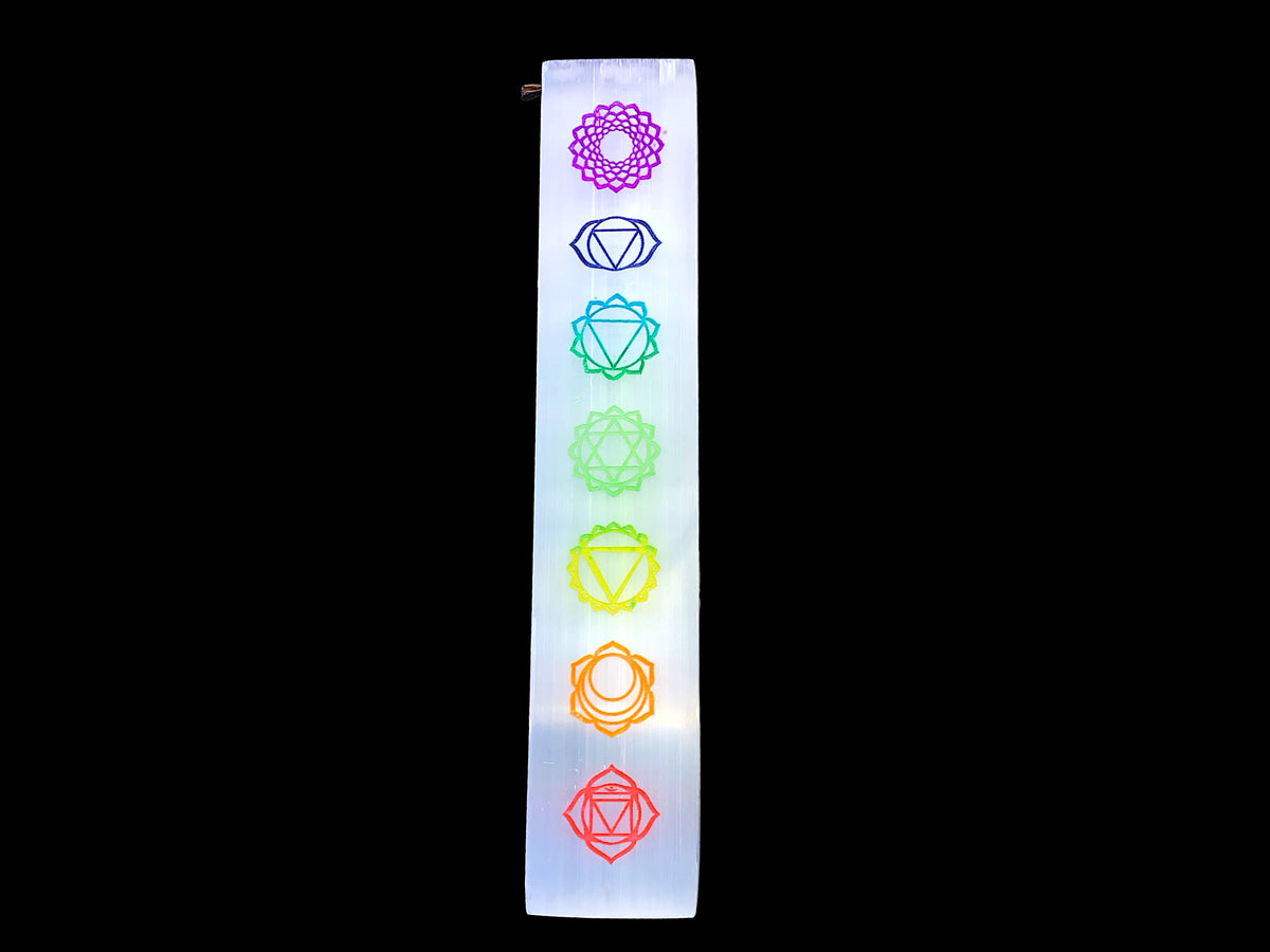 Steinfixx® Echte Selenit Ladeplatte | Lineal mit schönen gravierten bunten Chakra Symbolen | 20 cm | Ideal zum Aufladen Ihrer Edelsteine | Dekoration | incl. Acrylständer