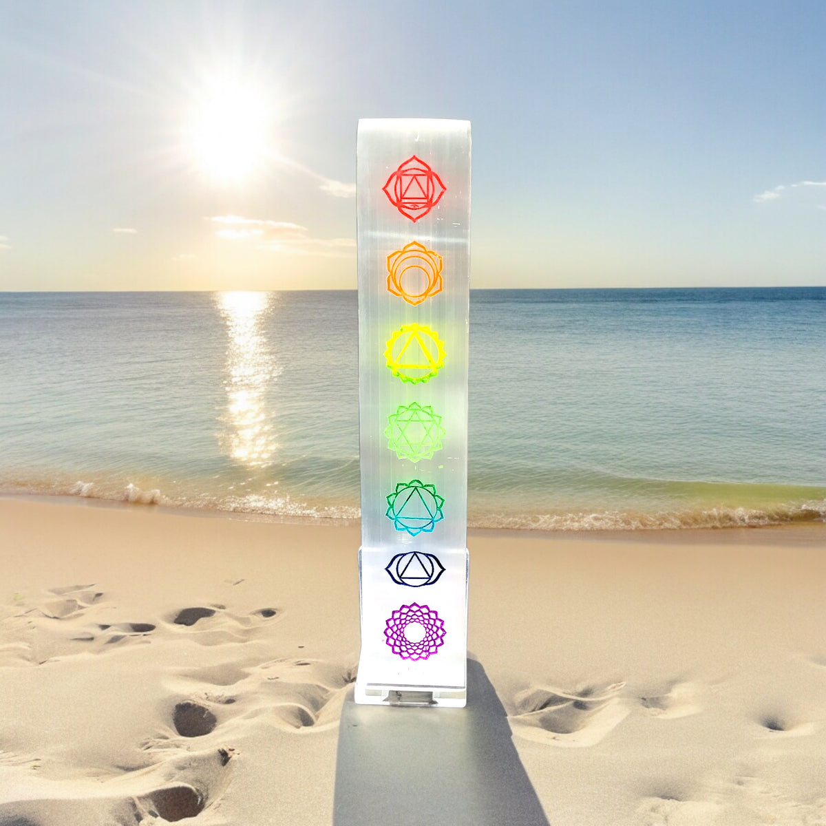 Steinfixx® Echte Selenit Ladeplatte | Lineal mit schönen gravierten bunten Chakra Symbolen | 20 cm | Ideal zum Aufladen Ihrer Edelsteine | Dekoration | incl. Acrylständer