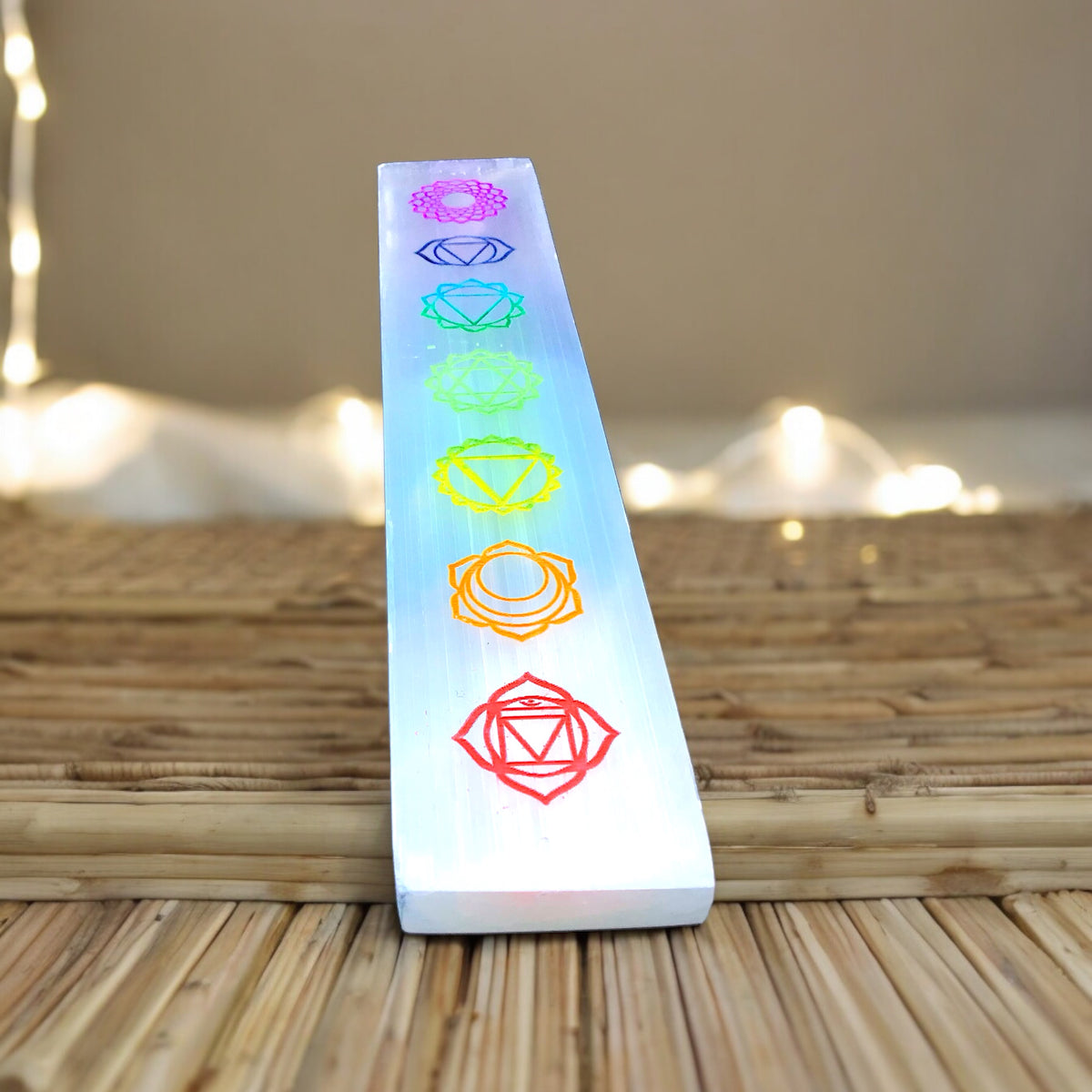 Steinfixx® Echte Selenit Ladeplatte | Lineal mit schönen gravierten bunten Chakra Symbolen | 20 cm | Ideal zum Aufladen Ihrer Edelsteine | Dekoration | incl. Acrylständer