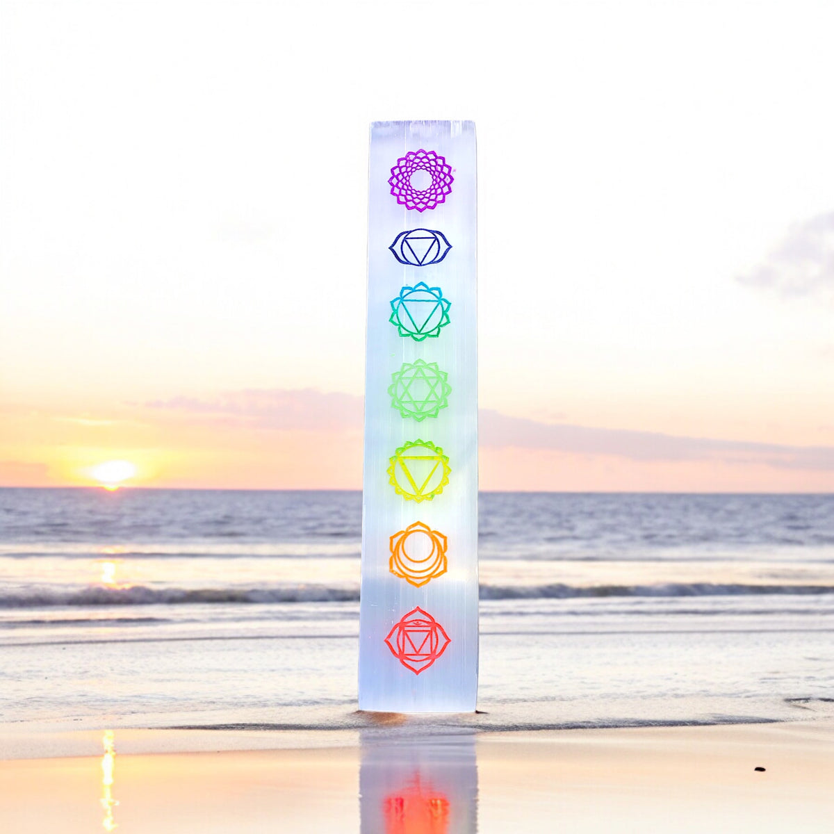 Steinfixx® Echte Selenit Ladeplatte | Lineal mit schönen gravierten bunten Chakra Symbolen | 20 cm | Ideal zum Aufladen Ihrer Edelsteine | Dekoration | incl. Acrylständer