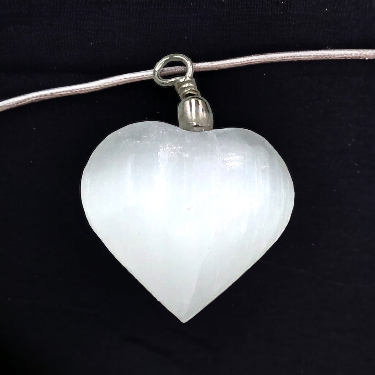 Selenit Herz Anhänger in bauchiger Form I ca. 40x30x10 mm I Top 1A-Qualität I Ihren Lichtbringer immer dabei I Marokko