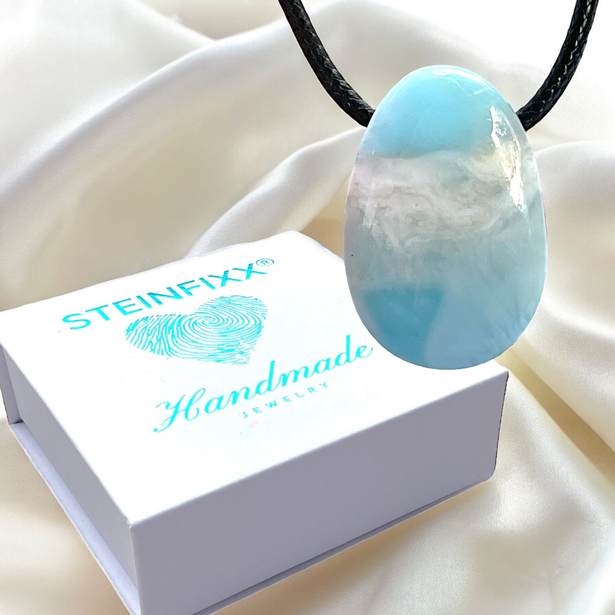 Larimar Tropfen-Anhänger mit 80 cm Wildlederband und Edelsteinkarte  – Echter Edelstein in AAA-Qualität aus der Dominikanischen Republik