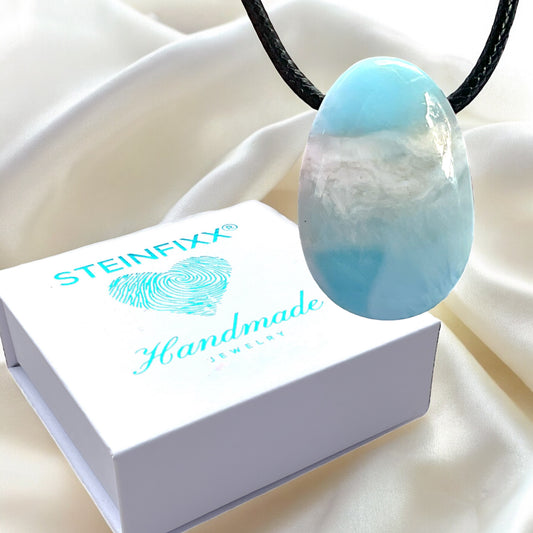 Larimar Tropfen-Anhänger mit 80 cm Wildlederband und Edelsteinkarte  – Echter Edelstein in AAA-Qualität aus der Dominikanischen Republik