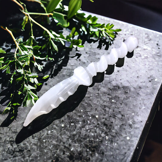 Selenit  Ritualmesser in Spiralform - Ritualdolch -Lichtbringer -  25x4x2cm - ca. 200 gr. für Wicca und Pagan, Rituale und Zeremonien