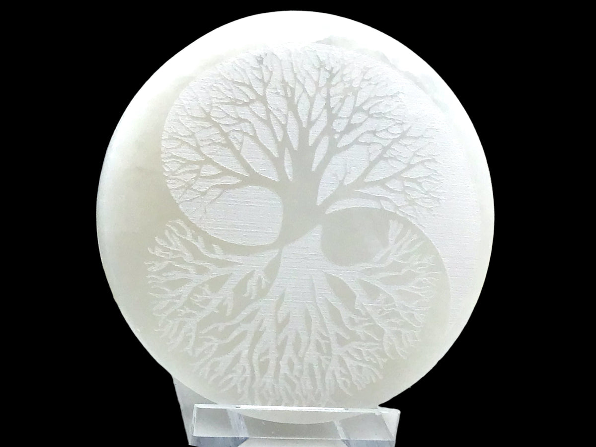 Echte Selenit Ladeplatte mit Gravur "Yin Yang und Baum des Lebens" Ø 10,5 cm - 300 Gramm- mit kleinem Acrylständer