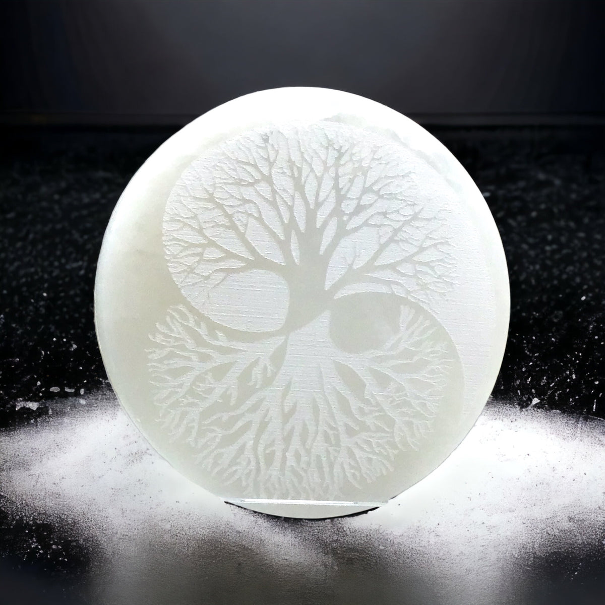 Echte Selenit Ladeplatte mit Gravur "Yin Yang und Baum des Lebens" Ø 10,5 cm - 300 Gramm- mit kleinem Acrylständer