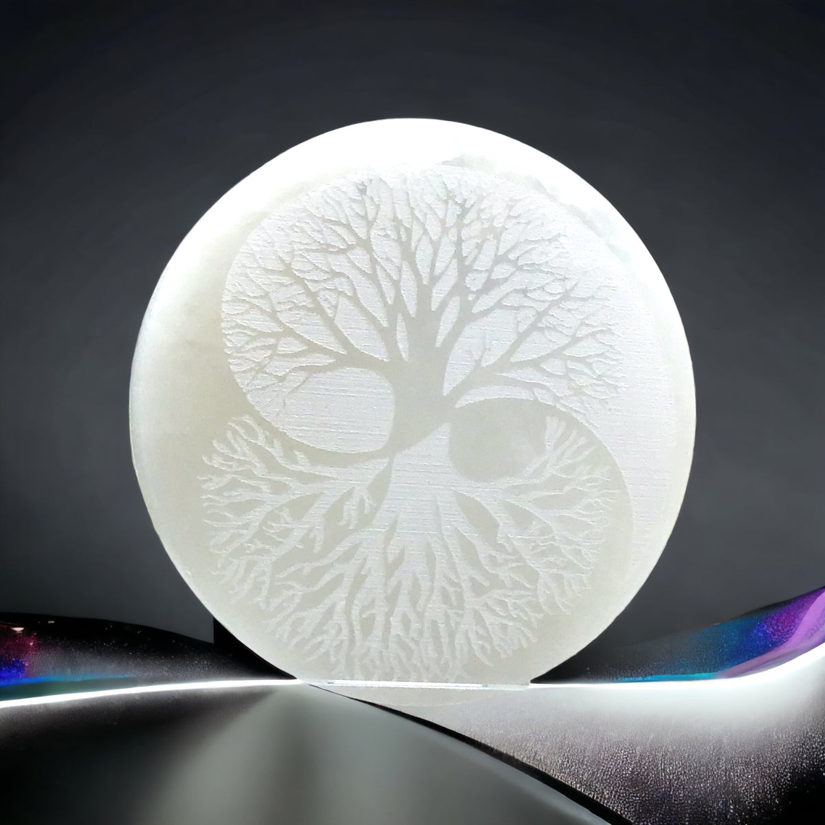 Echte Selenit Ladeplatte mit Gravur "Yin Yang und Baum des Lebens" Ø 10,5 cm - 300 Gramm- mit kleinem Acrylständer