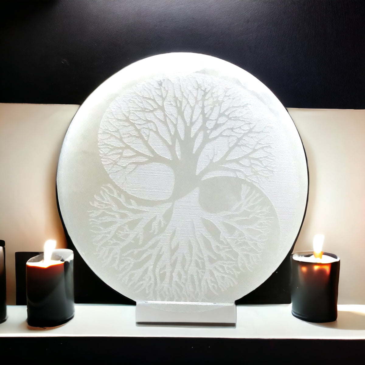 Echte Selenit Ladeplatte mit Gravur "Yin Yang und Baum des Lebens" Ø 10,5 cm - 300 Gramm- mit kleinem Acrylständer