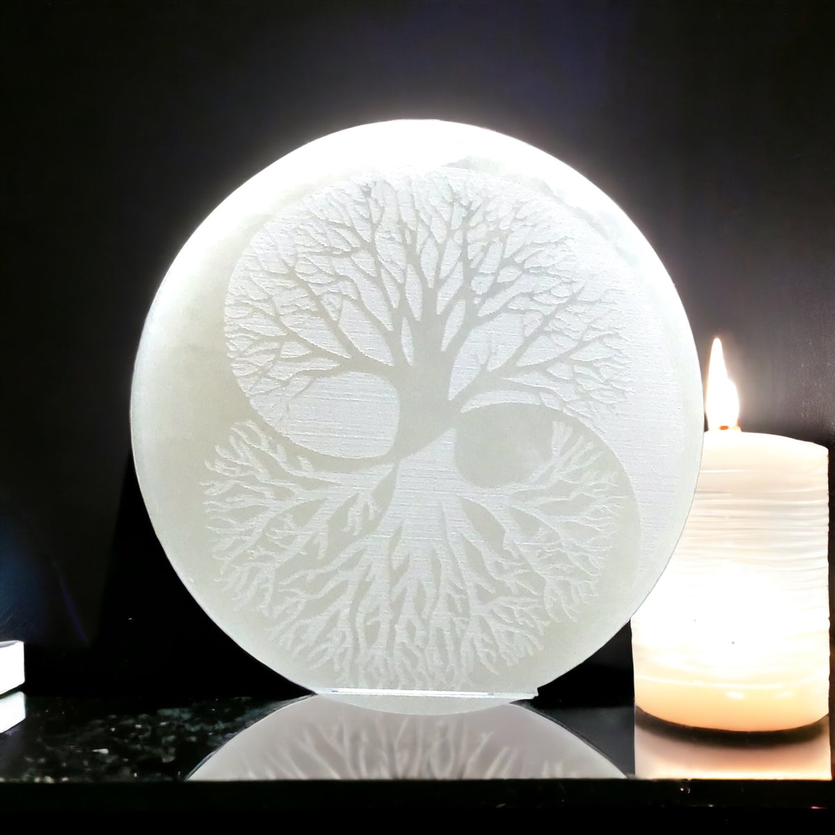 Echte Selenit Ladeplatte mit Gravur "Yin Yang und Baum des Lebens" Ø 10,5 cm - 300 Gramm- mit kleinem Acrylständer