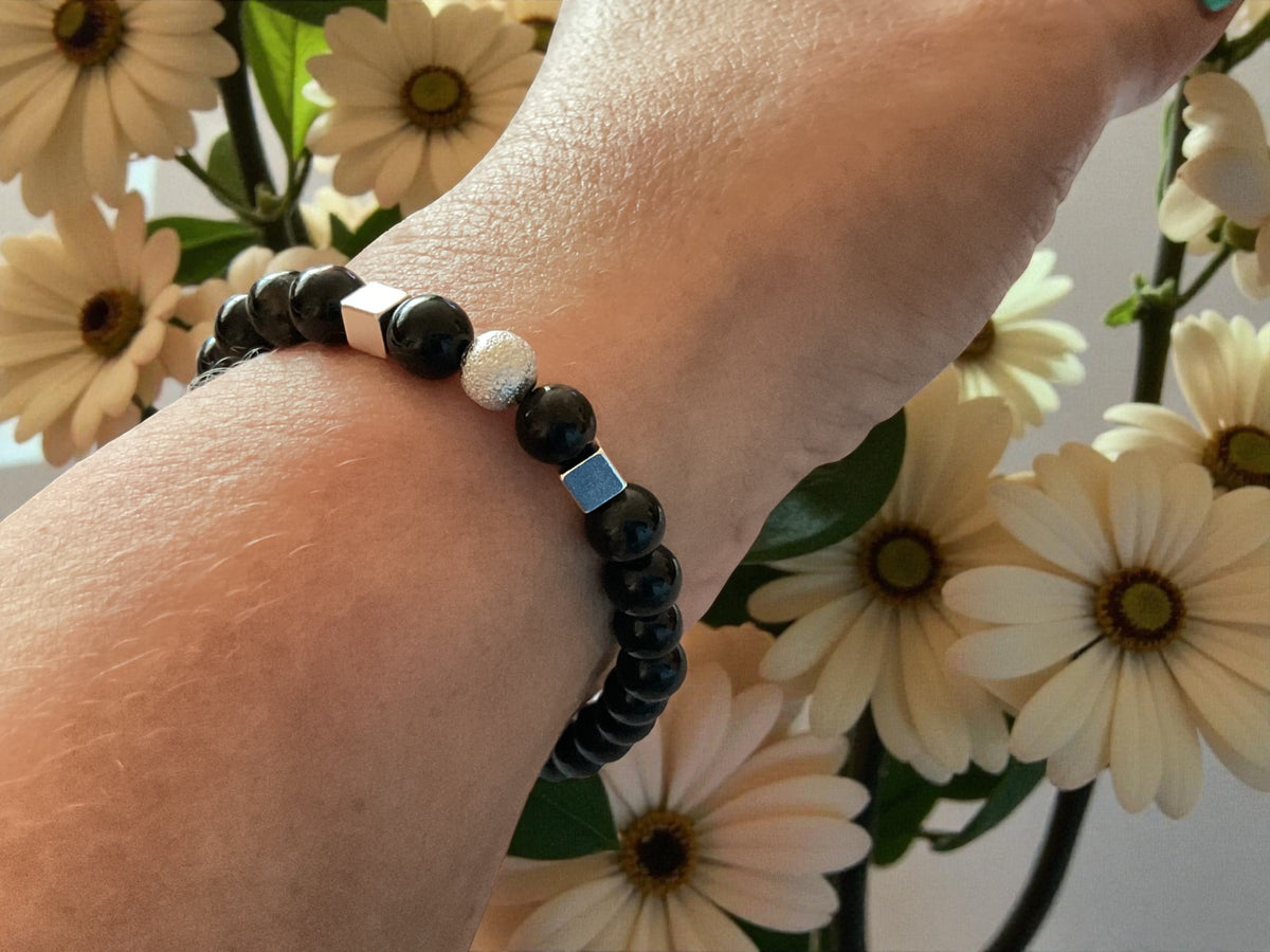 Edelstein Perlenarmband aus schwarzem Turmalin 925 Silberperlen - Hochwertige Heilsteine in 4 oder 6 mm  - handgefertigt - in Geschenkbox - Schutz gegen negative Energien I Brasilien