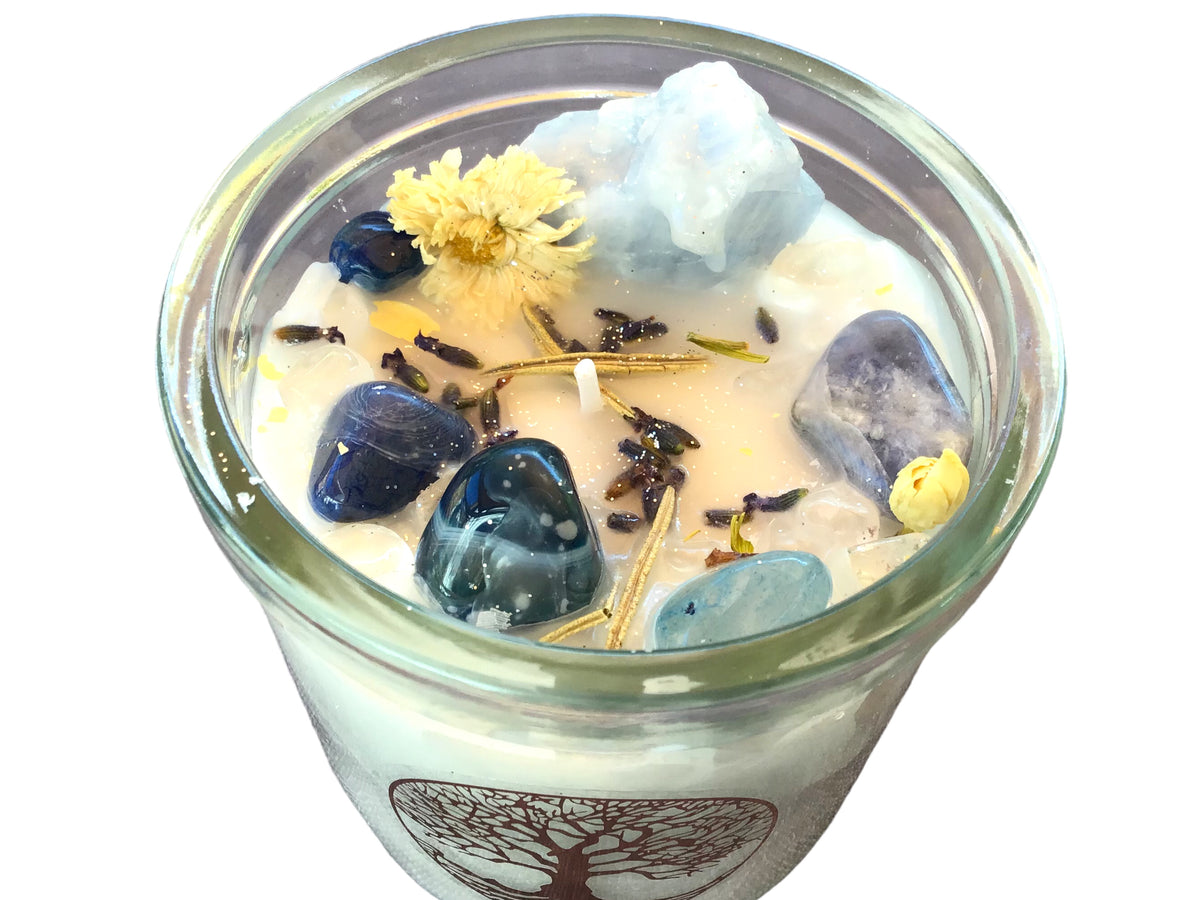 Große Edelsteinkerze "Erneuerung" im Glas mit Anleitung | Duftkerze | Ritualkerze | Kristallkerze mit Blüten | Calcit blau, Aventurin blau, Achat blau, Bergkristall | Waldduft