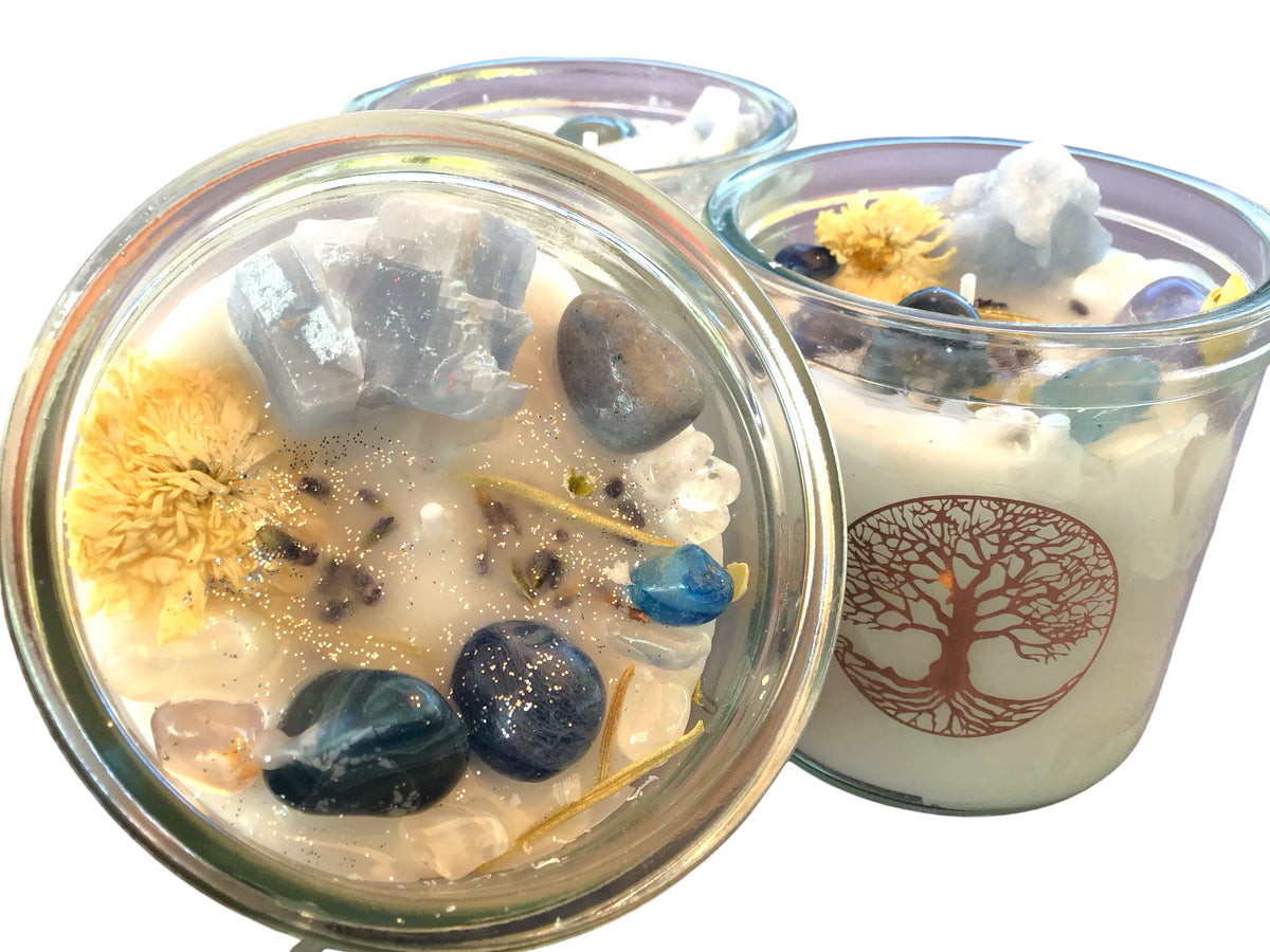 Große Edelsteinkerze "Erneuerung" im Glas mit Anleitung | Duftkerze | Ritualkerze | Kristallkerze mit Blüten | Calcit blau, Aventurin blau, Achat blau, Bergkristall | Waldduft