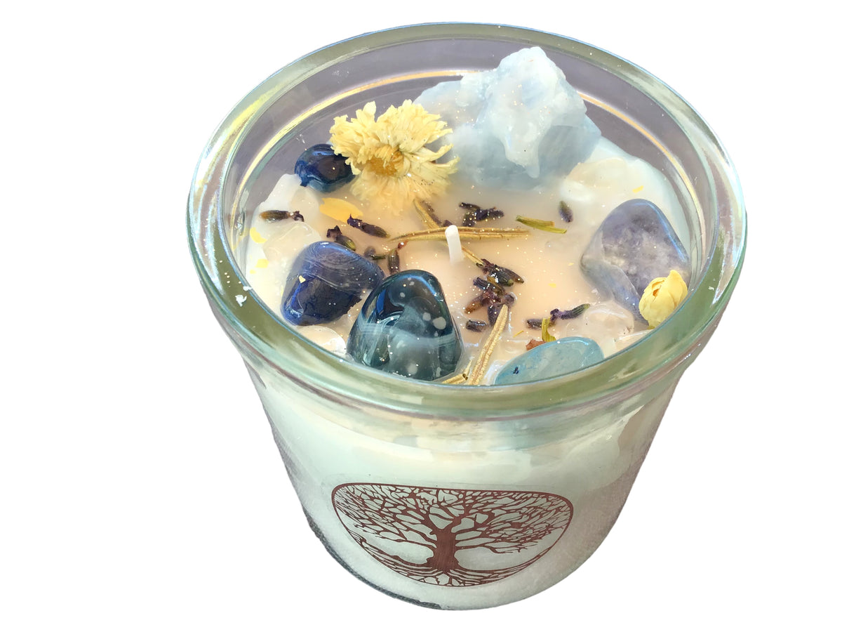 Große Edelsteinkerze "Erneuerung" im Glas mit Anleitung | Duftkerze | Ritualkerze | Kristallkerze mit Blüten | Calcit blau, Aventurin blau, Achat blau, Bergkristall | Waldduft