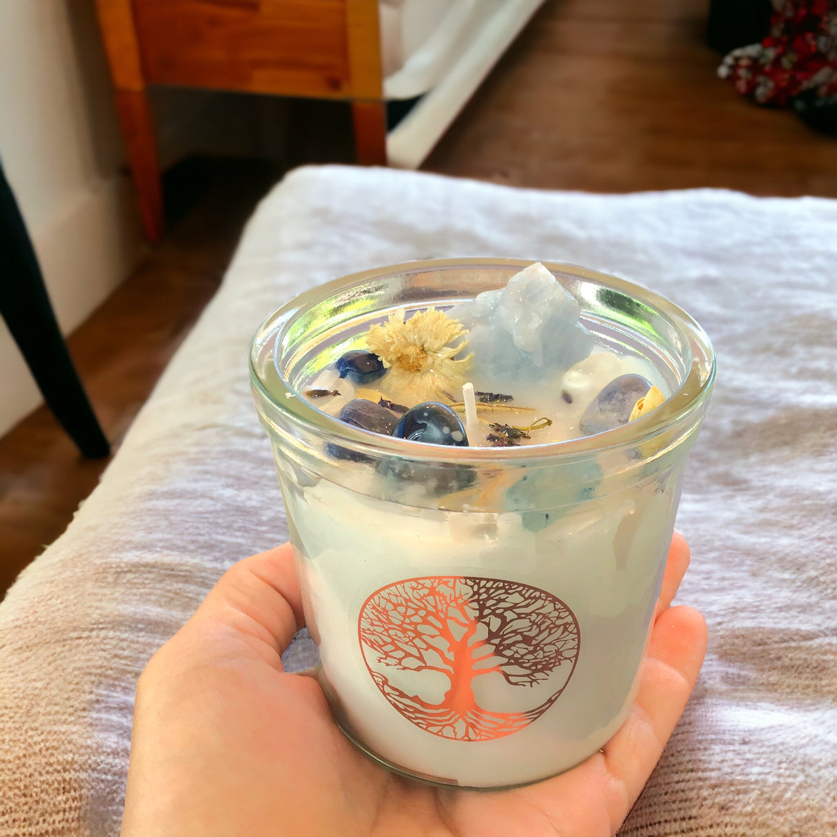 Große Edelsteinkerze "Erneuerung" im Glas mit Anleitung | Duftkerze | Ritualkerze | Kristallkerze mit Blüten | Calcit blau, Aventurin blau, Achat blau, Bergkristall | Waldduft