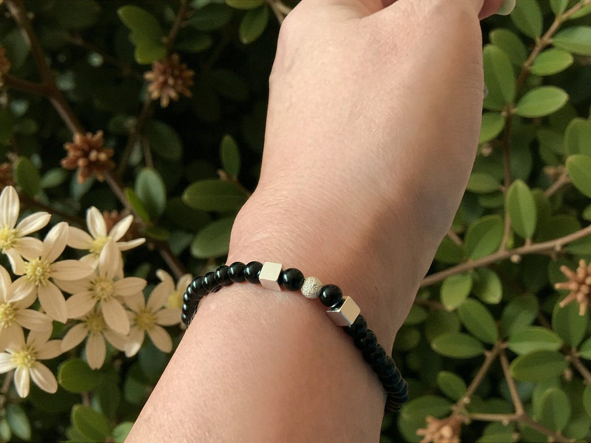 Edelstein Perlenarmband aus schwarzem Turmalin 925 Silberperlen - Hochwertige Heilsteine in 4 oder 6 mm  - handgefertigt - in Geschenkbox - Schutz gegen negative Energien I Brasilien