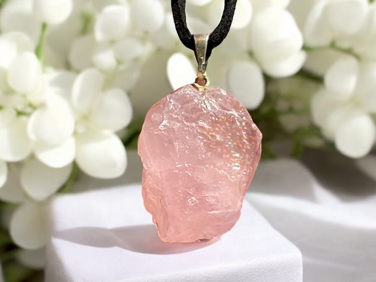 Edelstein Rohstein Kette - wunderschöner Cluster (Brocken) mit Lederband, wahlweise  Bergkristall, Amethyst, Aventurin oder Rosenquarz - Kristalle zum wohlfühlen