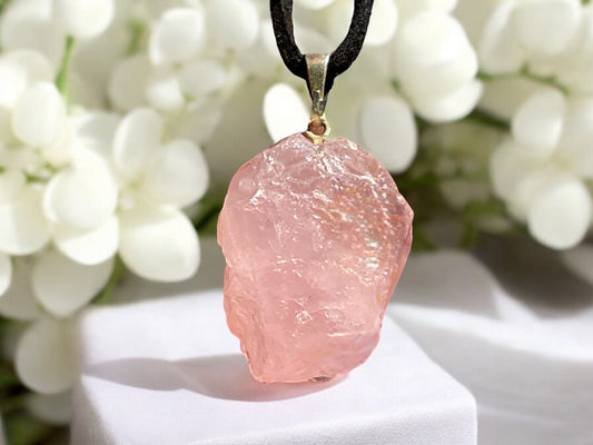 Edelstein Rohstein Kette - wunderschöner Cluster (Brocken) mit Lederband, wahlweise  Bergkristall, Amethyst, Aventurin oder Rosenquarz - Kristalle zum wohlfühlen