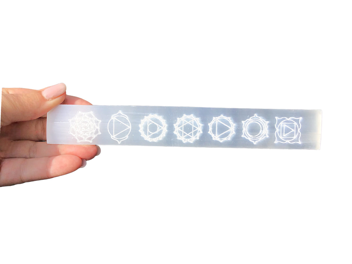 Steinfixx® Echte Selenit Ladeplatte | Lineal mit schönen gravierten Chakra Symbolen | 20 cm | Ideal zum Aufladen Ihrer Edelsteine | Dekoration | incl. Acrylständer