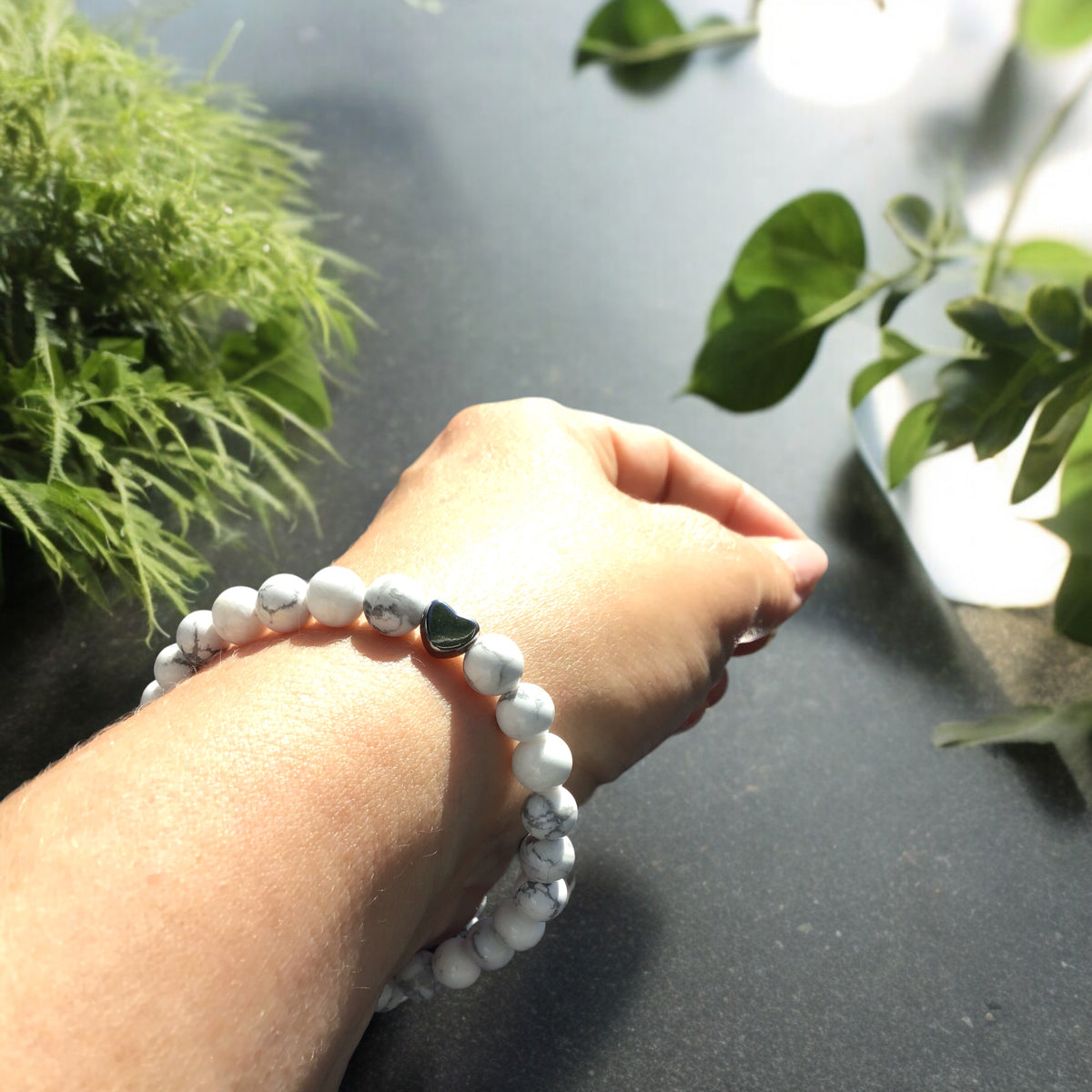 Handgefertigtes Magnesit Perlenarmband  - Hochwertiges Edelsteinarmband mit facettierter Kristallperle und Edelstahlherzchen - in Geschenkbox - Diät und Entschlackung