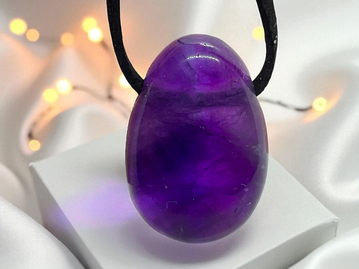 Amethyst Edelsteinanhänger I Tropfenanhänger I mit 80 cm Wildlederband und Geschenkverpackung I starker Heilstein I Brasilien
