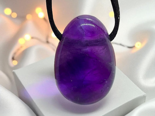 Amethyst Edelsteinanhänger I Tropfenanhänger I mit 80 cm Wildlederband und Geschenkverpackung I starker Heilstein I Brasilien