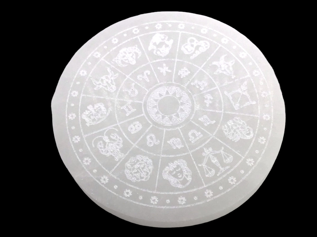 Selenit Ladeplatte mit Sternzeichen Gravur "Astrologie" Ø 10,5 cm - 220 Gramm- mit kleinem Acrylständer