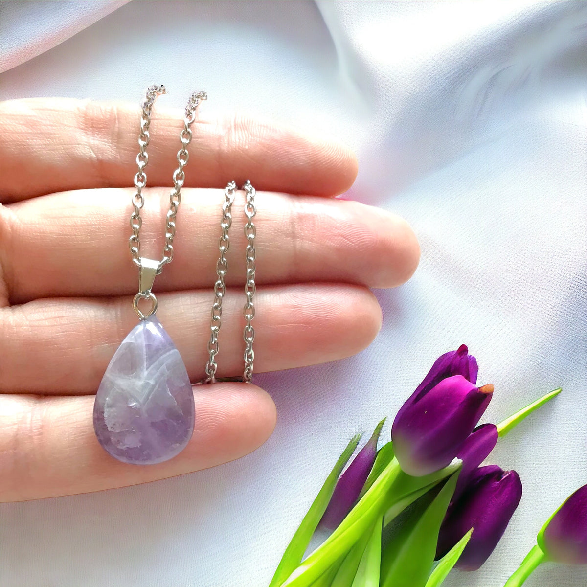 Amethyst Kette "Energietropfen"  - echter Amethyst Edelstein Anhänger in Tropfenform mit dezenter versilberter Edelstahlkette
