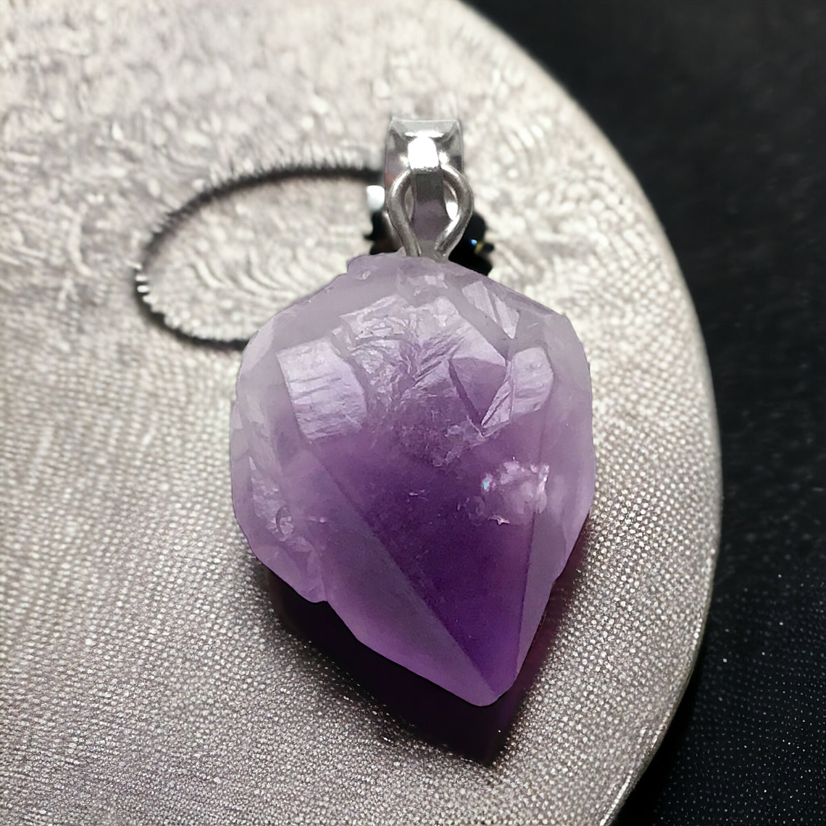 Amethyst Anhänger Rohstein I echter kleiner Amethyst Brocken I 10 x 15 mm I Cluster I incl. Lederband 80cm I Brasilien
