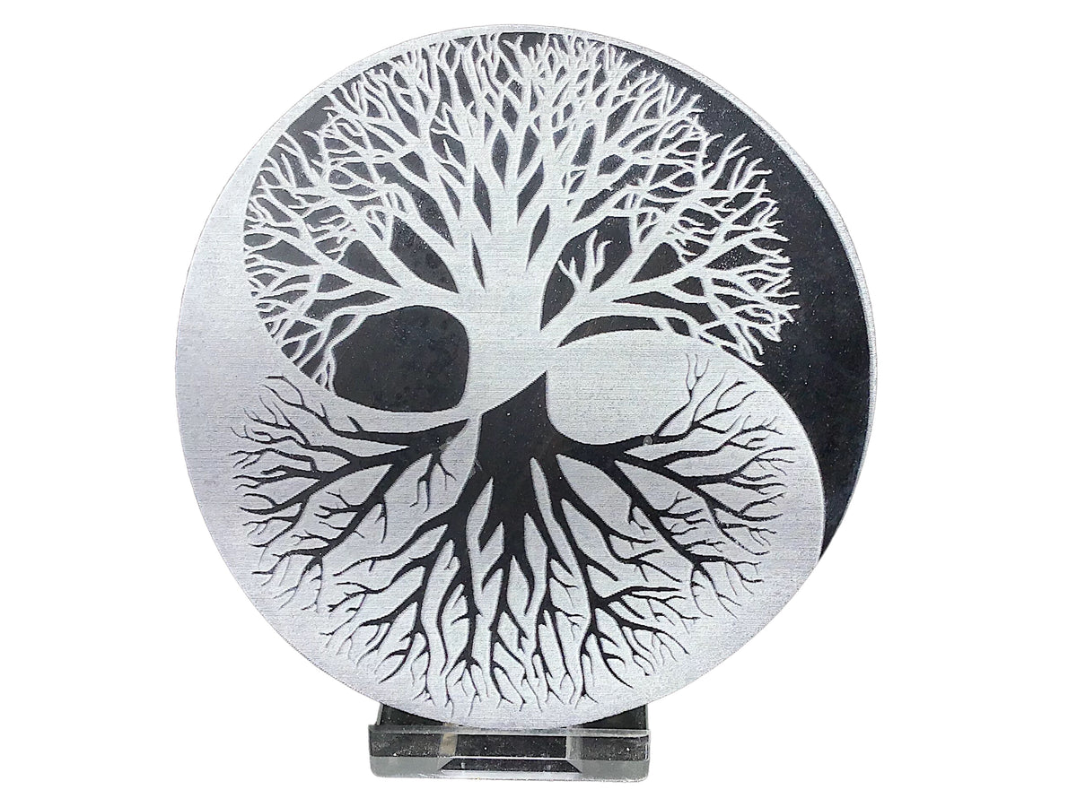 Echte Selenit Ladeplatte mit Gravur "Yin Yang und Baum des Lebens" - reinigt Ihre Räume -  Ø 10 cm - 250 Gramm- schwarz-weiß - mit kleinem Acrylständer