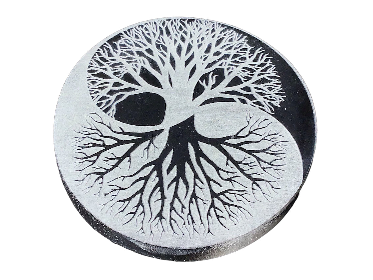 Echte Selenit Ladeplatte mit Gravur "Yin Yang und Baum des Lebens" - reinigt Ihre Räume -  Ø 10 cm - 250 Gramm- schwarz-weiß - mit kleinem Acrylständer