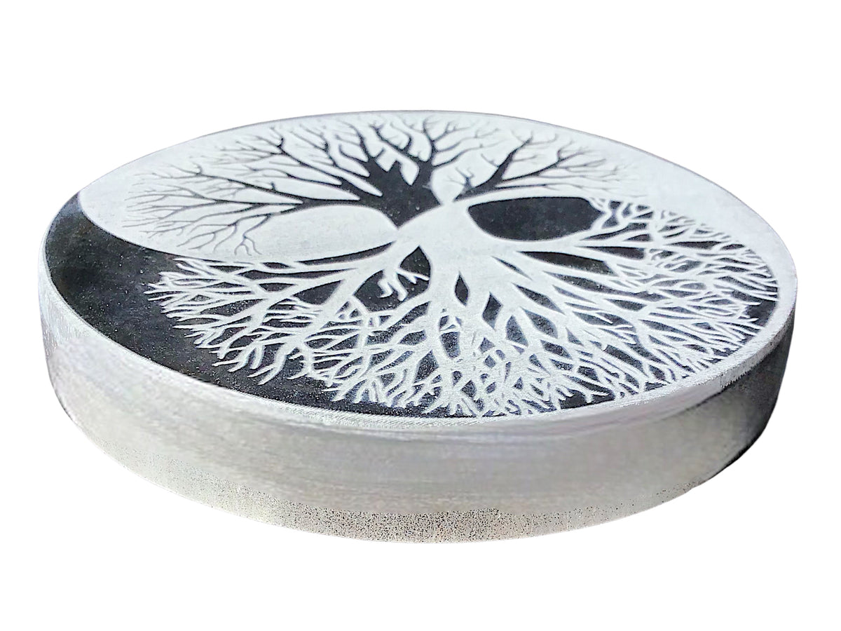 Echte Selenit Ladeplatte mit Gravur "Yin Yang und Baum des Lebens" - reinigt Ihre Räume -  Ø 10 cm - 250 Gramm- schwarz-weiß - mit kleinem Acrylständer