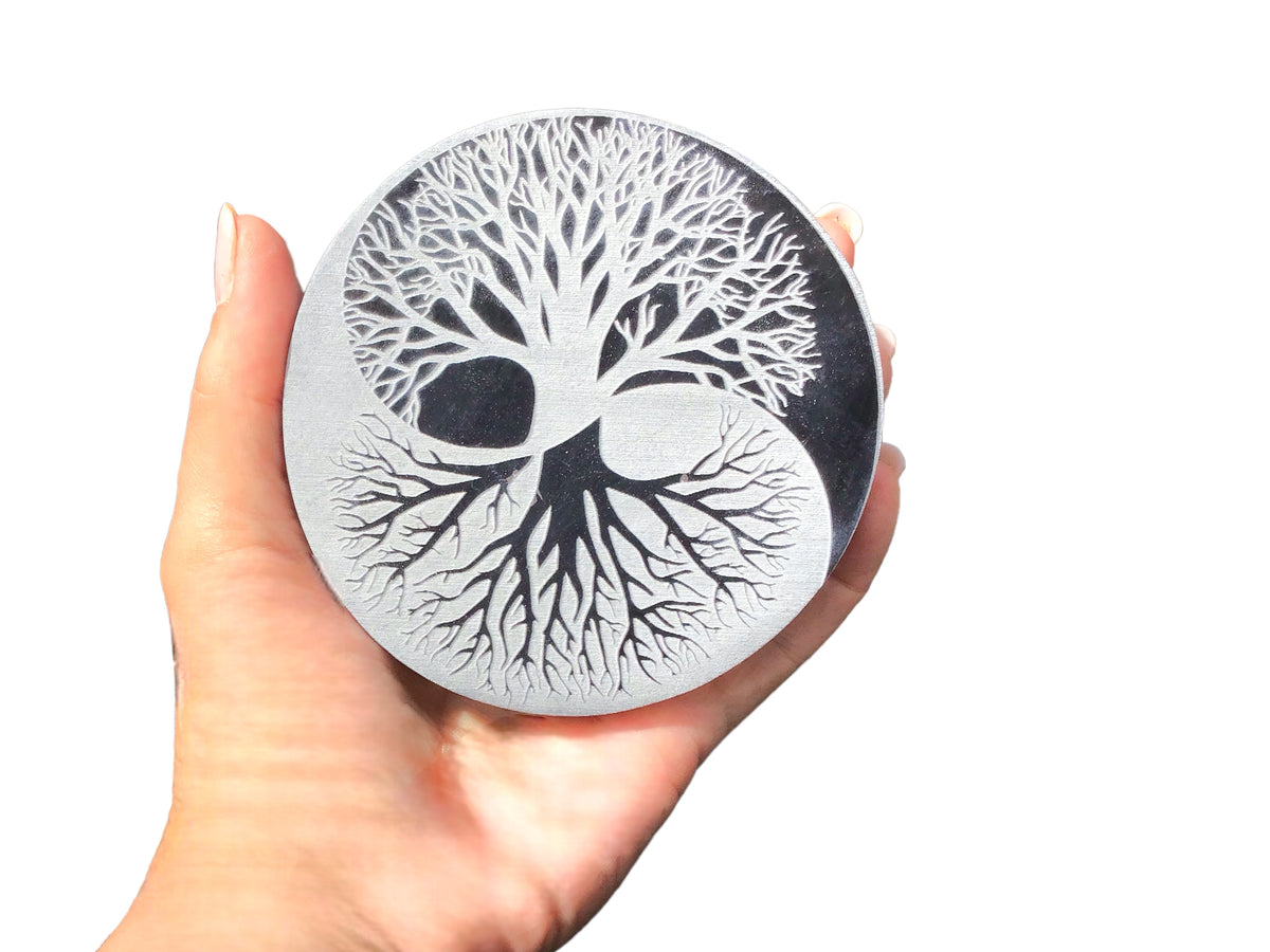 Echte Selenit Ladeplatte mit Gravur "Yin Yang und Baum des Lebens" - reinigt Ihre Räume -  Ø 10 cm - 250 Gramm- schwarz-weiß - mit kleinem Acrylständer
