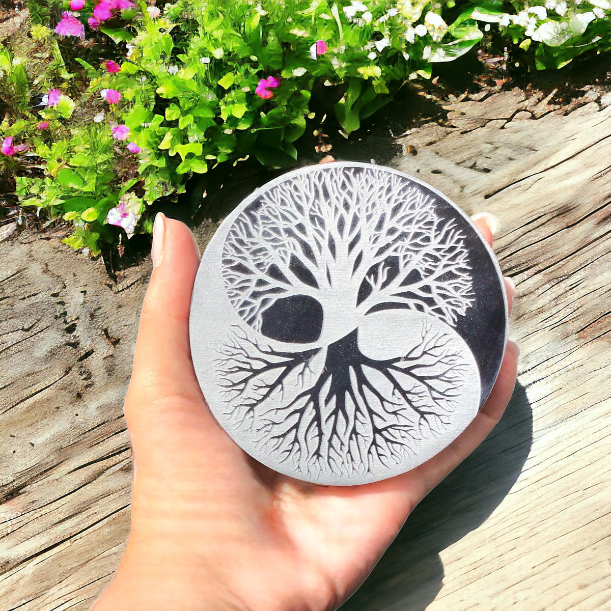 Echte Selenit Ladeplatte mit Gravur "Yin Yang und Baum des Lebens" - reinigt Ihre Räume -  Ø 10 cm - 250 Gramm- schwarz-weiß - mit kleinem Acrylständer