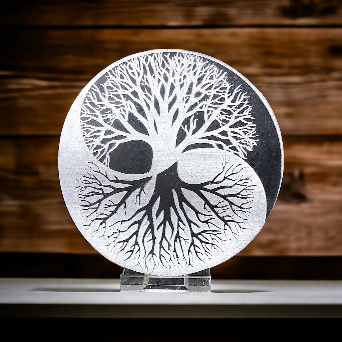 Echte Selenit Ladeplatte mit Gravur "Yin Yang und Baum des Lebens" - reinigt Ihre Räume -  Ø 10 cm - 250 Gramm- schwarz-weiß - mit kleinem Acrylständer