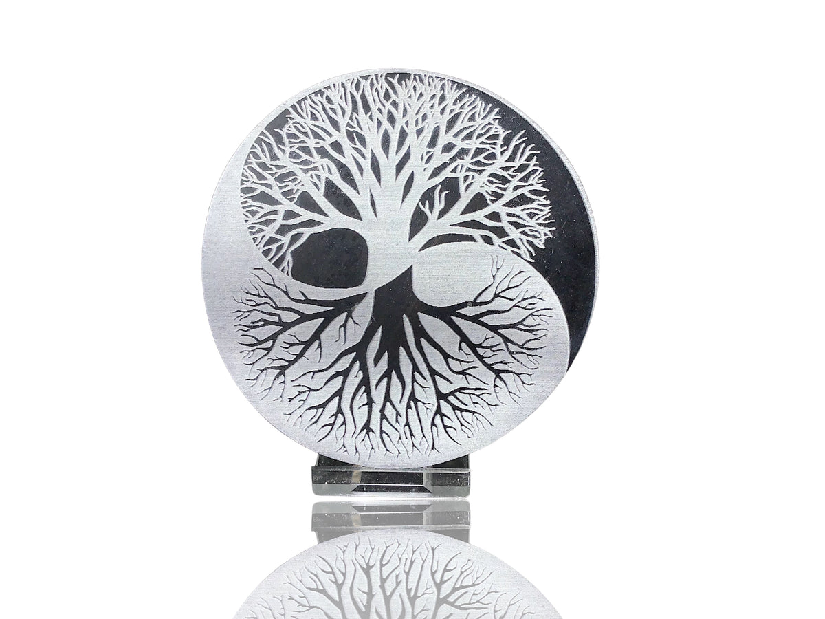 Echte Selenit Ladeplatte mit Gravur "Yin Yang und Baum des Lebens" - reinigt Ihre Räume -  Ø 10 cm - 250 Gramm- schwarz-weiß - mit kleinem Acrylständer