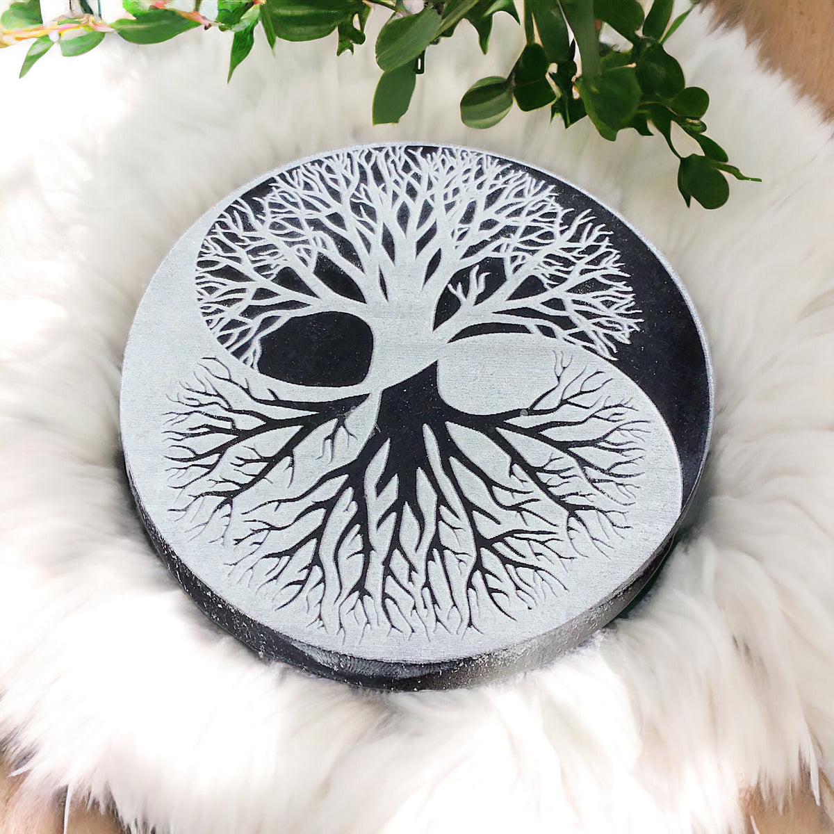 Echte Selenit Ladeplatte mit Gravur "Yin Yang und Baum des Lebens" - reinigt Ihre Räume -  Ø 10 cm - 250 Gramm- schwarz-weiß - mit kleinem Acrylständer