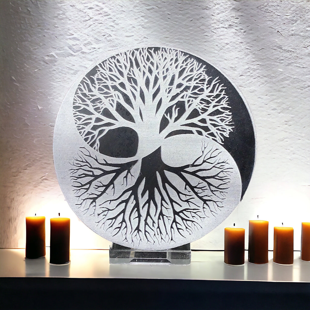 Echte Selenit Ladeplatte mit Gravur "Yin Yang und Baum des Lebens" - reinigt Ihre Räume -  Ø 10 cm - 250 Gramm- schwarz-weiß - mit kleinem Acrylständer
