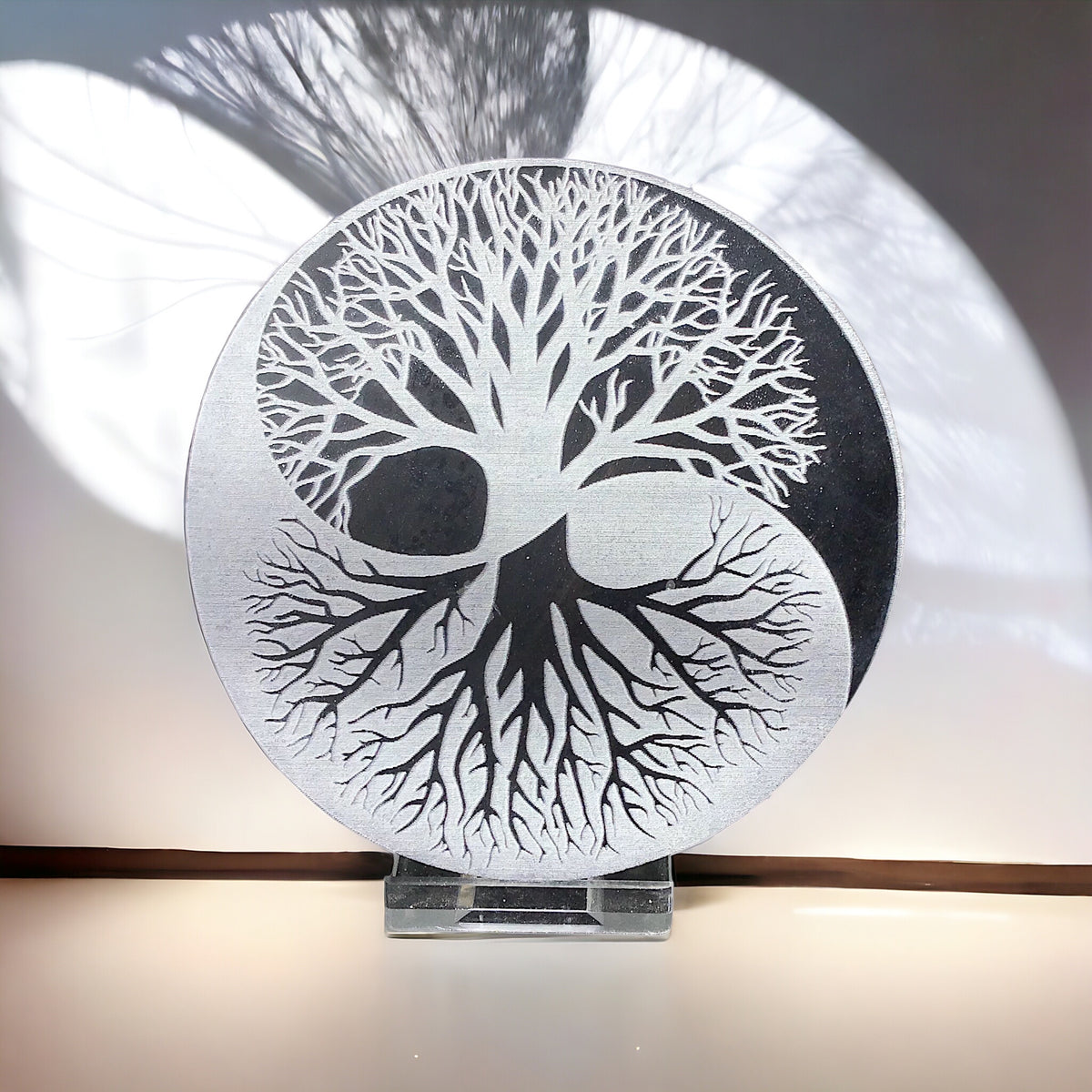 Echte Selenit Ladeplatte mit Gravur "Yin Yang und Baum des Lebens" - reinigt Ihre Räume -  Ø 10 cm - 250 Gramm- schwarz-weiß - mit kleinem Acrylständer