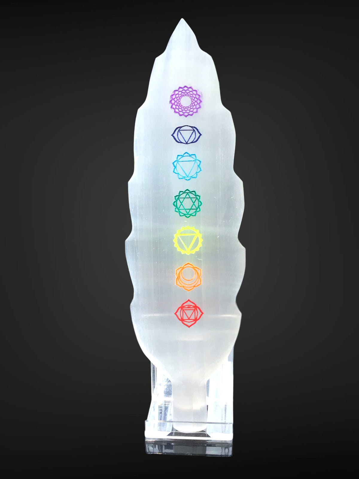 Steinfixx® Echte Selenit Ladeplatte | Feder mit schönen gravierten bunten Chakra Symbolen | 19 cm | Ideal zum Aufladen Ihrer Edelsteine | Dekoration | incl. Acrylständer